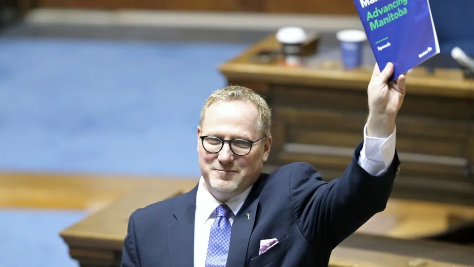 Scott Fielding soulève une copie du discours du budget en 2021, au Palais législatif.