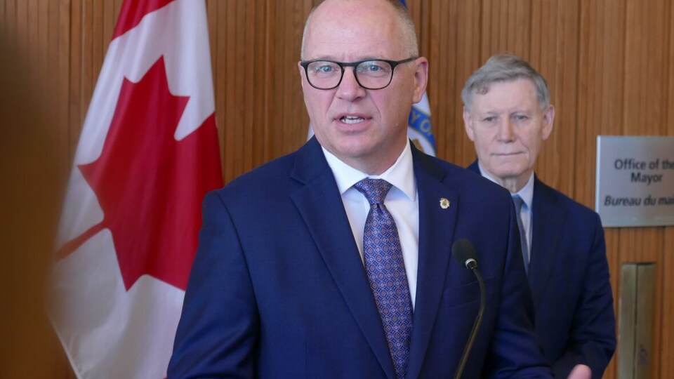 Le maire de Winnipeg, Scott Gillingham, et le député de Winnipeg Sud, Terry Duguid, en conférence de presse devant le bureau du maire à l'hôtel de ville de Winnipeg, le 25 janvier 2023. 