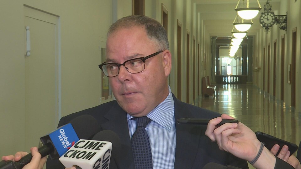 Scott Livingstone répond aux questions des journalistes.