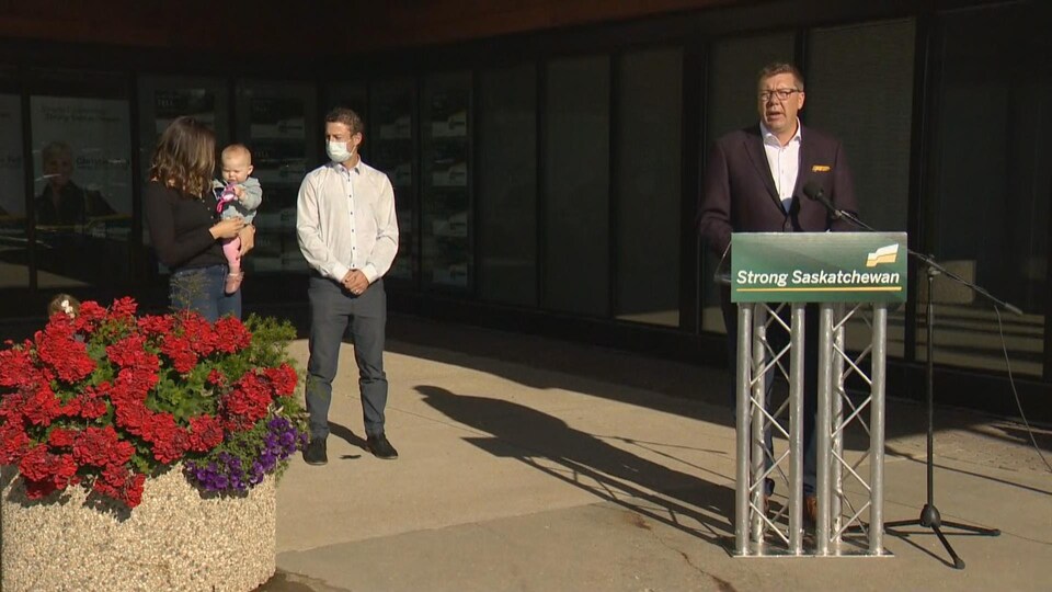 Scott Moe et une famille lors d'une conférence de presse le 7 octobre 2020.