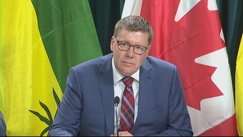 Scott Moe s'adressant aux médias lors d'une conférence de presse.