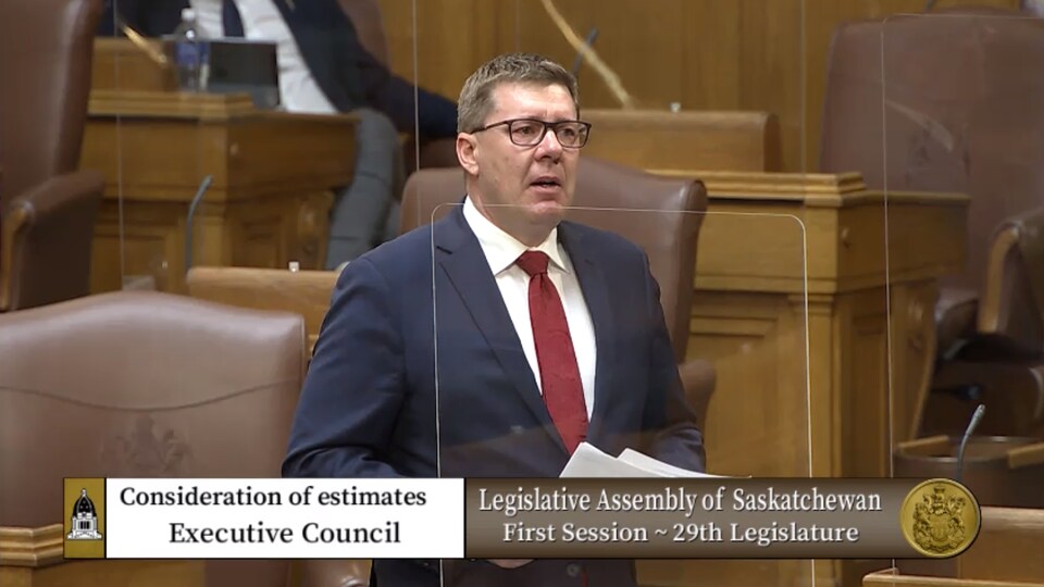 Scott Moe est ému au Palais législatif alors qu'il revient sur sa gestion de la pandémie.