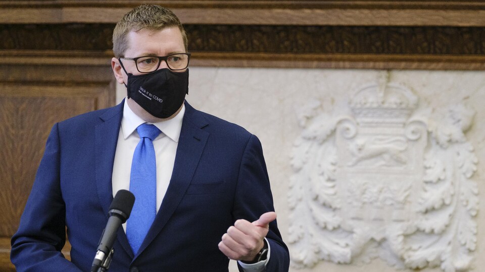 Scott Moe en conférence de presse le 6 avril 2021, portant un masque sur le visage.