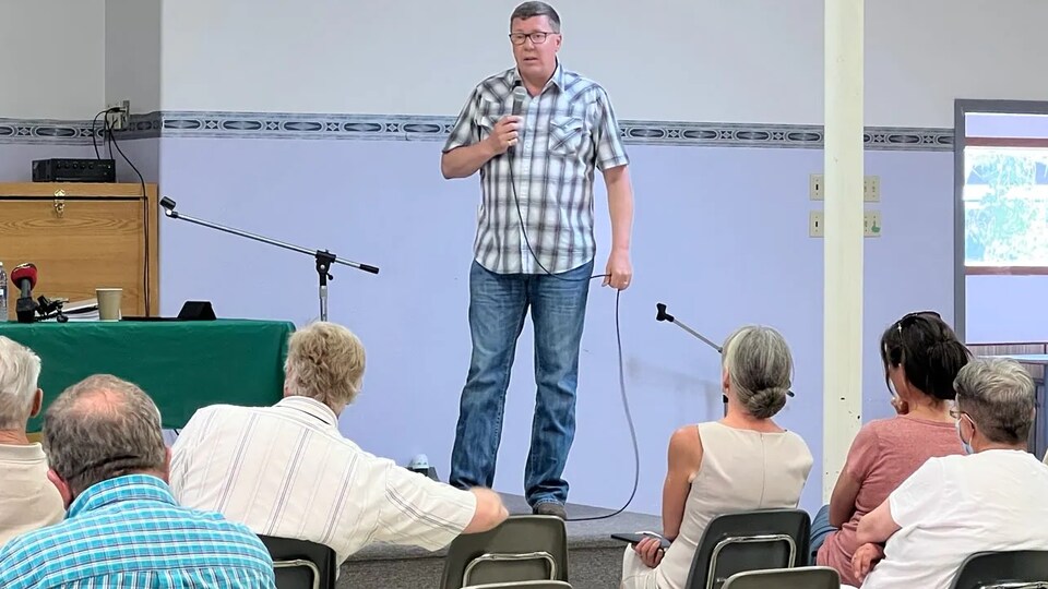 Le premier ministre de la Saskatchewan, Scott Moe, a participé à une assemblée publique à Maple Creek, dans le sud-ouest de la province, le 22 juillet 2022.