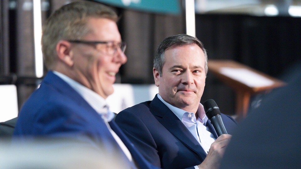Scott Moe et Jason Kenney lors d'une conférence.