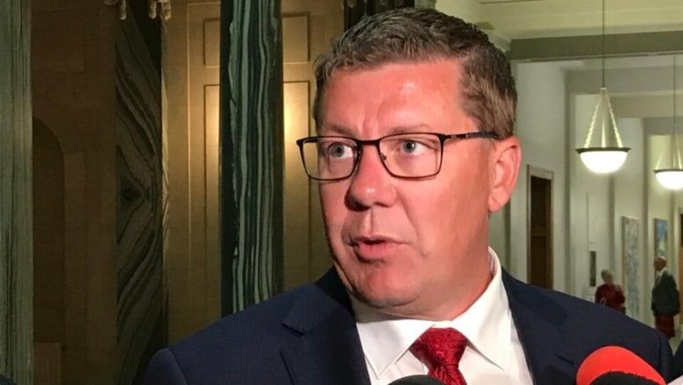 Scott Moe s'exprime devant des journalistes.