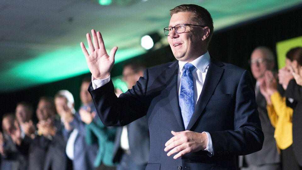 Scott Moe salue de la main la foule en octobre 2019.