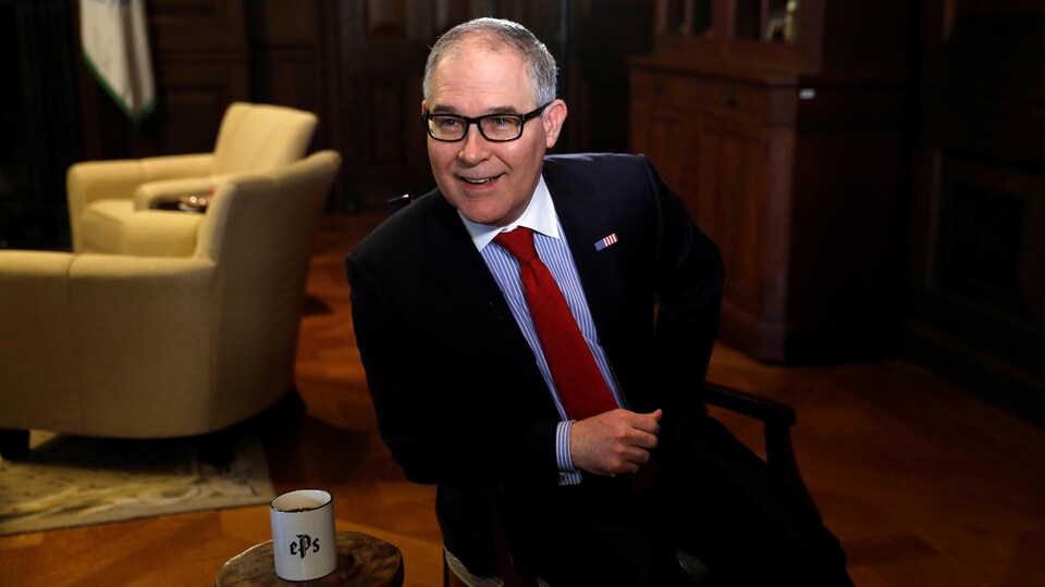 Le gestionnaire de l'Agence de la protection de l'environnement, Scott Pruitt, accorde une entrevue à des journalistes.