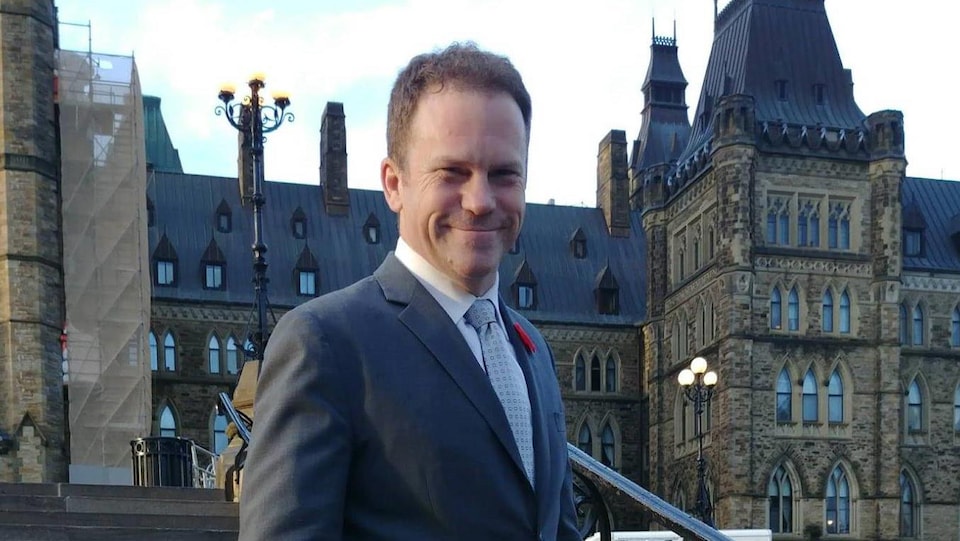 Scott Simms devant le parlement à Ottawa.