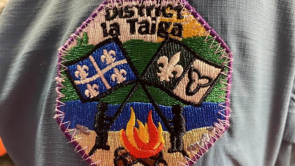 Un logo des scouts du district de La Taïga cousu sur une chemise.