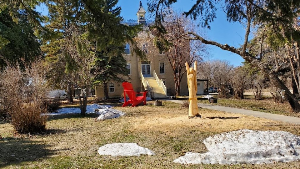 Un érable endommagé transformé en ange sculpté devant le Musée de Saint