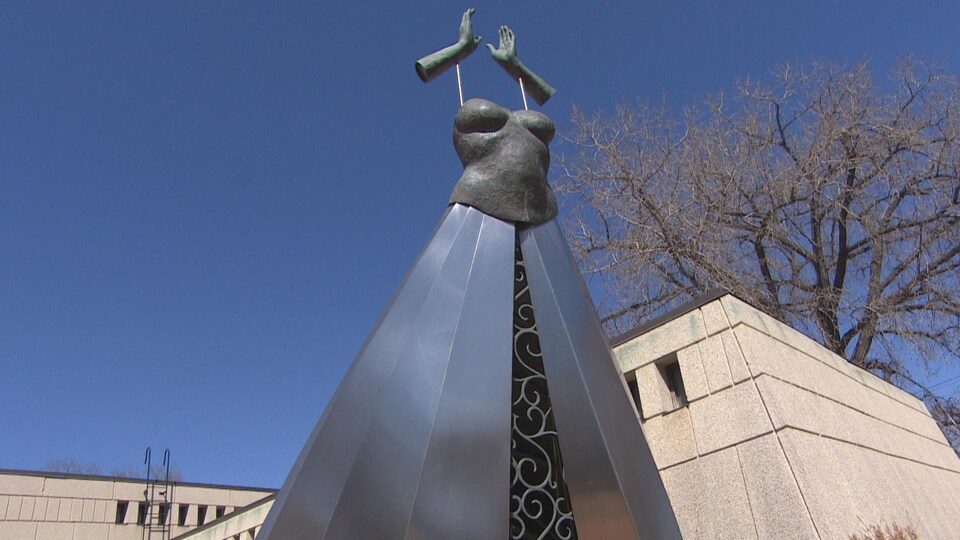 Une sculpture située dans le Jardin des sculptures de la Maison des artistes visuels francophones à Winnipeg.