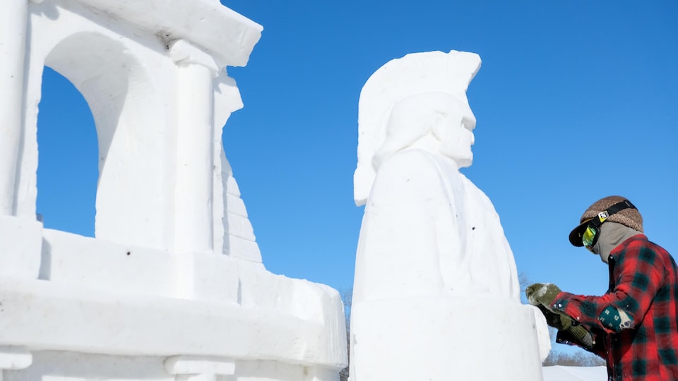 Un sculpteur devant son oeuvre de neige