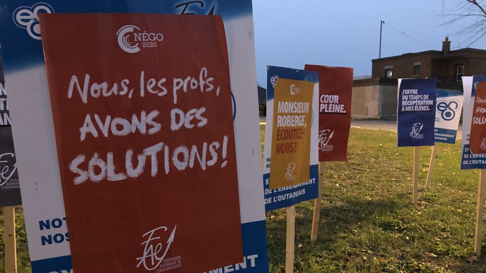 Une affiche indiquant «nous les profs, on a des solutions».