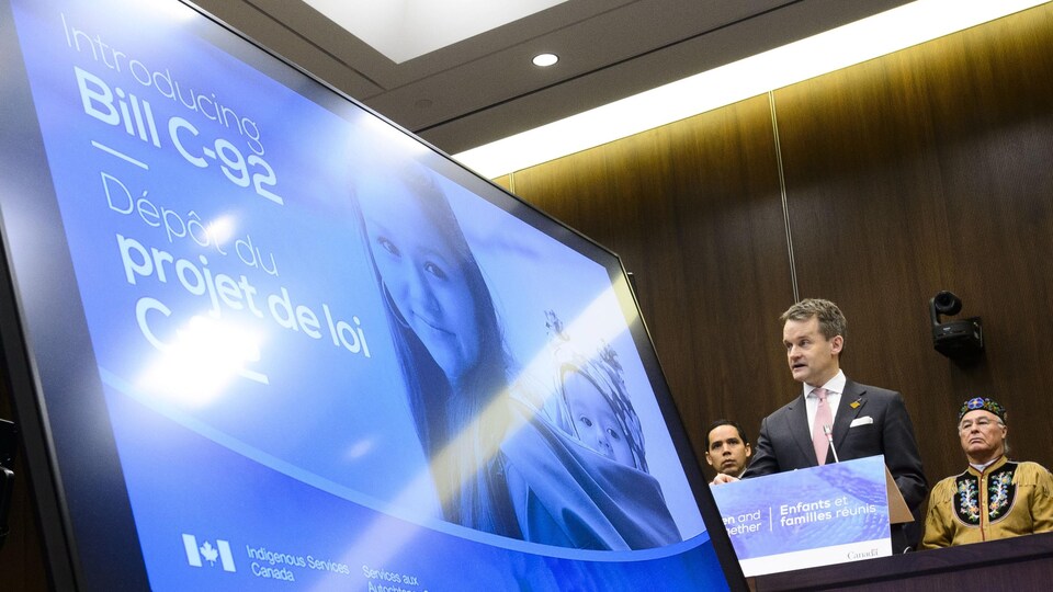 Le ministre fédéral des Services aux Autochtones, Seamus O'Regan, en point de presse à Ottawa pour annoncer le projet de loi C-92 sur les services aux enfants autochtones le 28 février 2019.