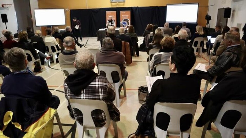 Des gens assistent à une présentation du ministère des Transports du Québec