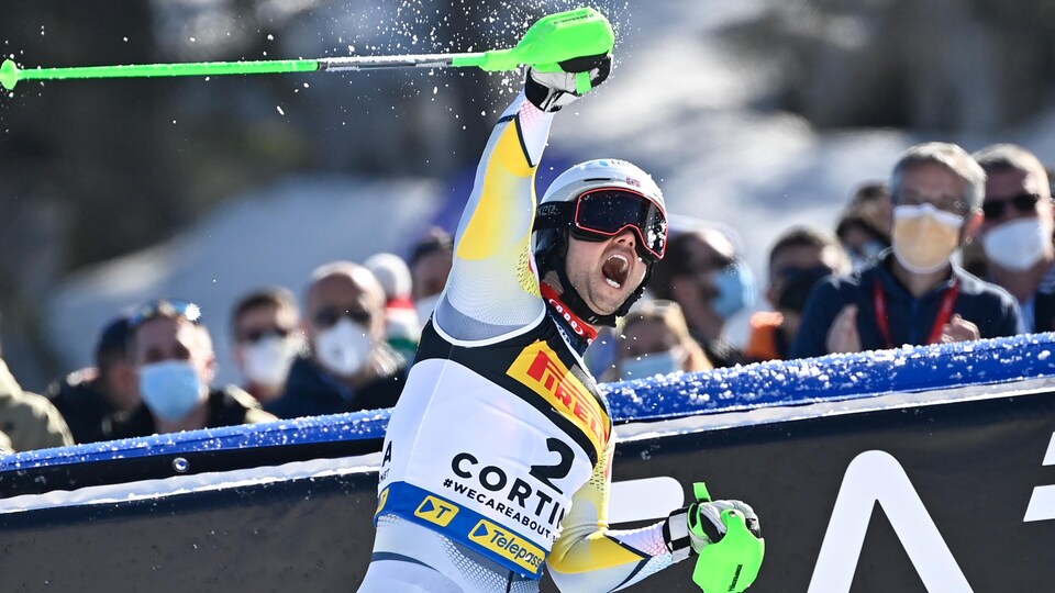 Sebastian Foss-Solevaag lève son poing droit après sa victoire.