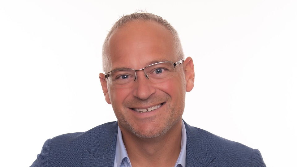 Une photo officielle de Sébastien D'Astous, souriant.