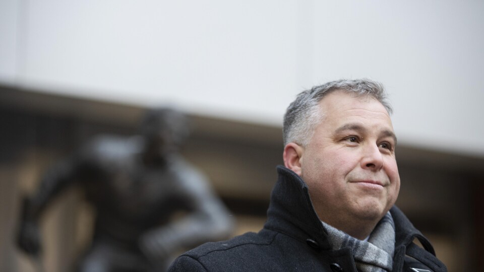 L'ex-ministre de l'Éducation Sébastien Proulx, devant le Centre Bell.