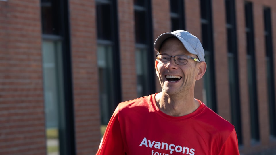 Sébastien Roulier tout sourire devant les locaux de Moisson Estrie, à Sherbrooke.