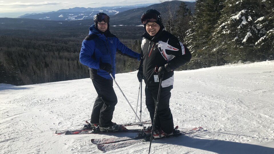 Le directeur général du Mont Grand-Fonds Sébastien Tremblay et le maire de La Malbaie Michel Couturier skient au Mont Grand-Fonds.