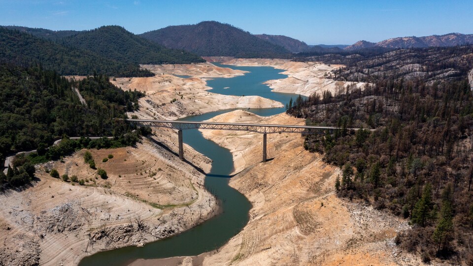 Un pont enjambe ce qui était autrefois une grande étendue d'eau.