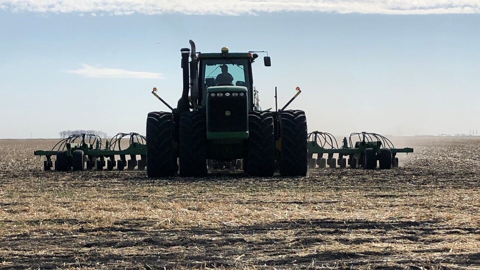 Un tracteur dans un champ asséché.