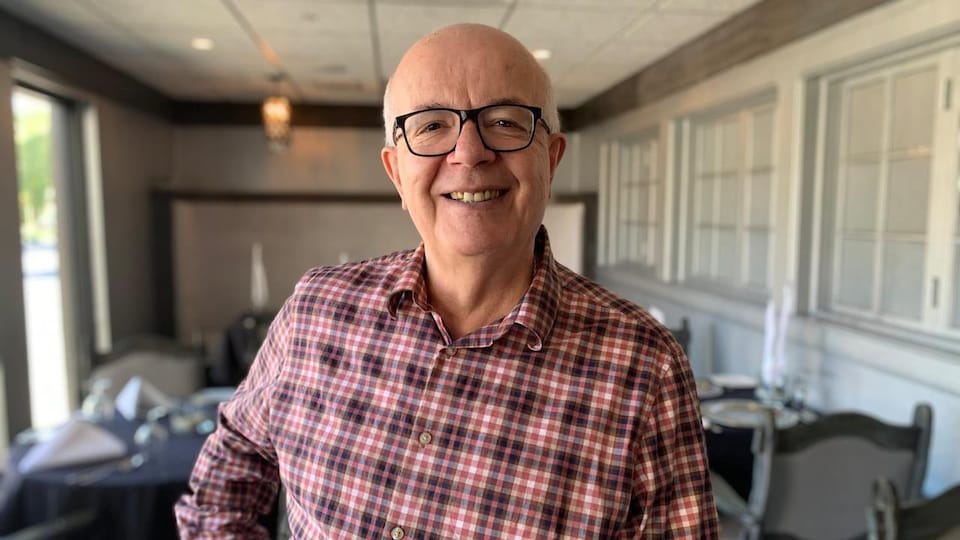 Le propriétaire du restaurant Memories Dining and Bar à Regina, Thomas Siarkos.