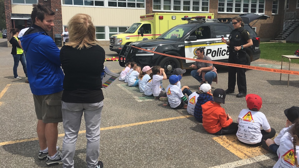 Des enfants assistent à une formation donnée par des policiers. 