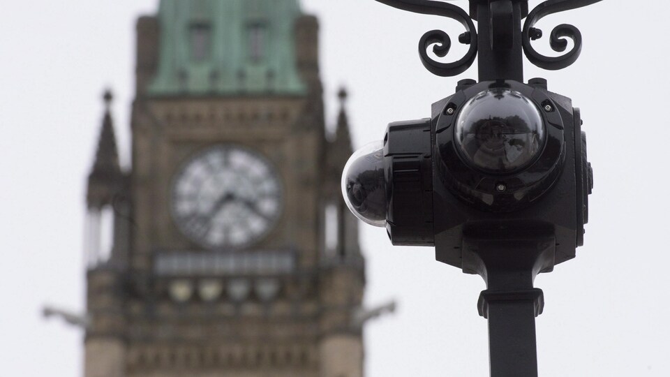 Une caméra de sécurité devant le parlement.
