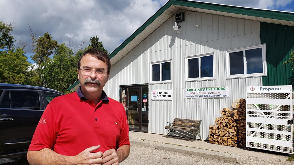 Murray Machej debout devant l’épicerie familiale Machej.