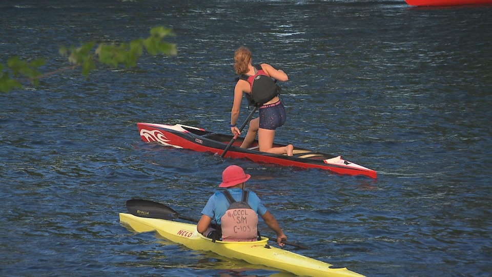 Deux plaisanciers à bord de canots.