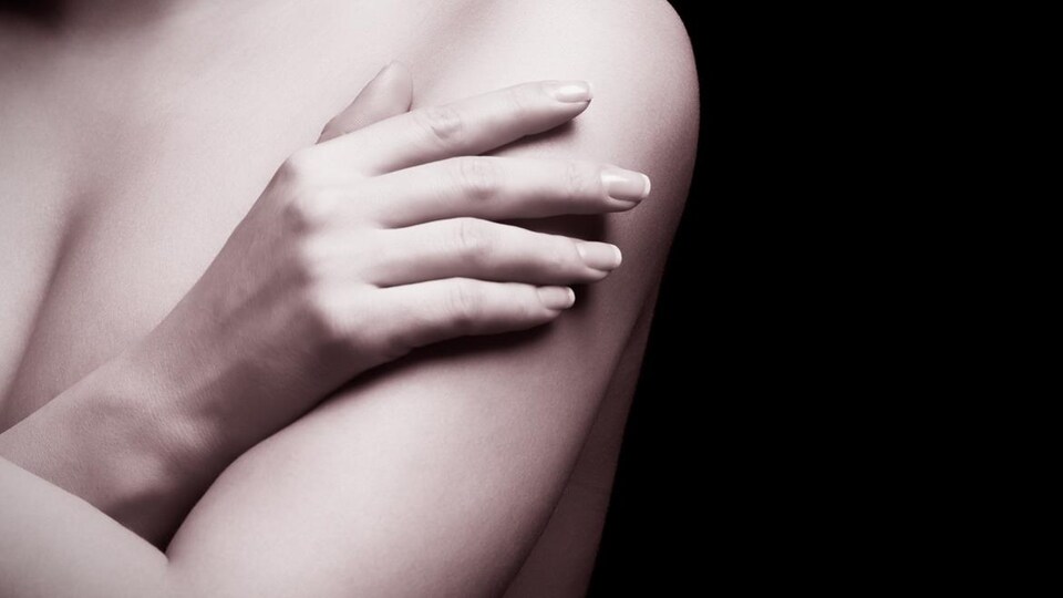 Une femme les bras sur la poitrine