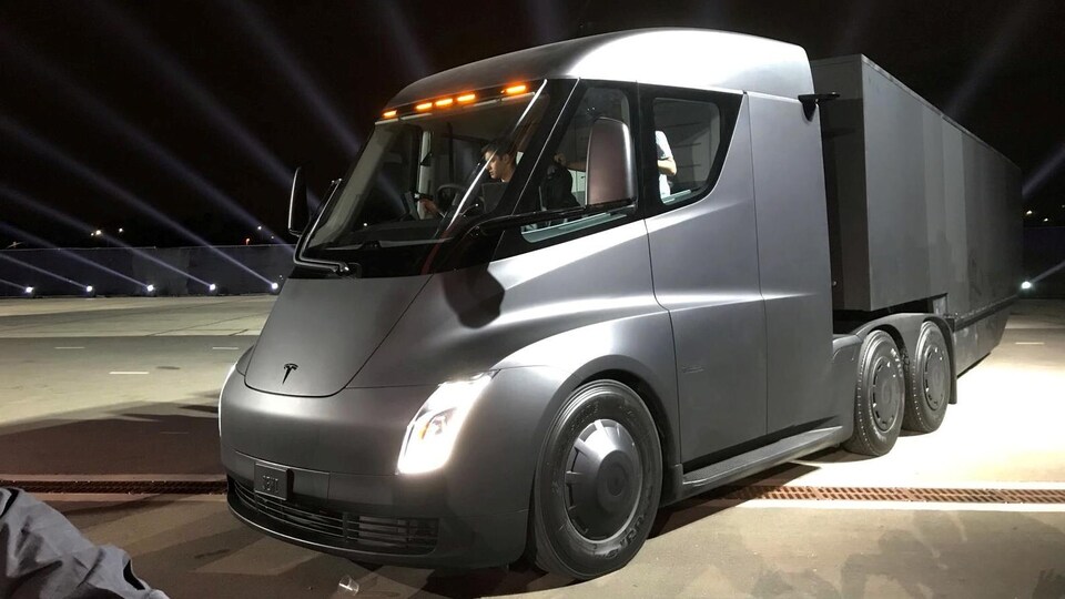 Un homme au volant du nouveau camion semi-remorque électrique de Tesla, lors d'une présentation au centre de design de la compagnie, à Hawthorne, en Californie