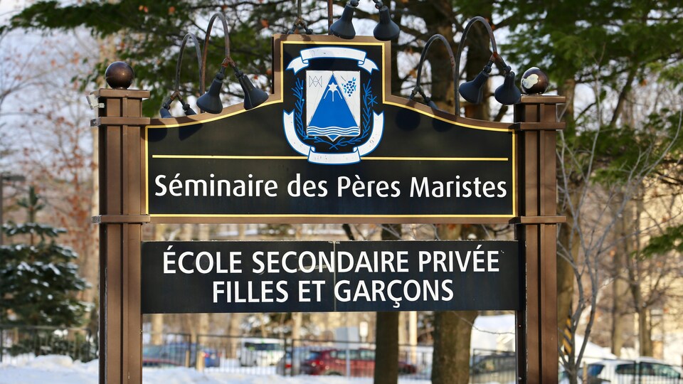 Enseigne du Séminaire des Pères Maristes photographiée en hiver.
