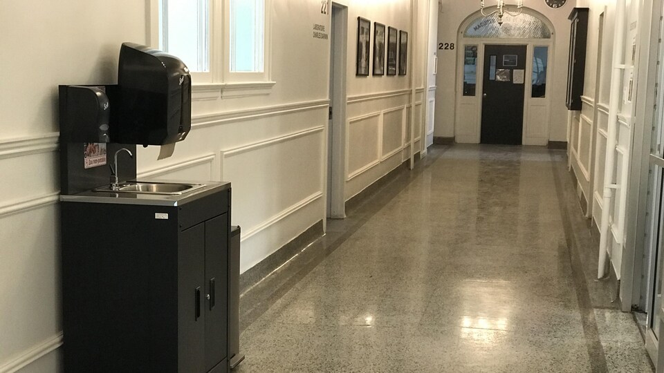Une station mobile dans un couloir.