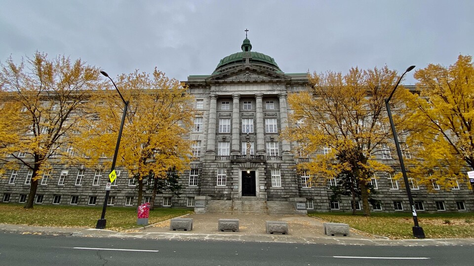 Façade du Séminaire Saint-Joseph de Trois-Rivières.