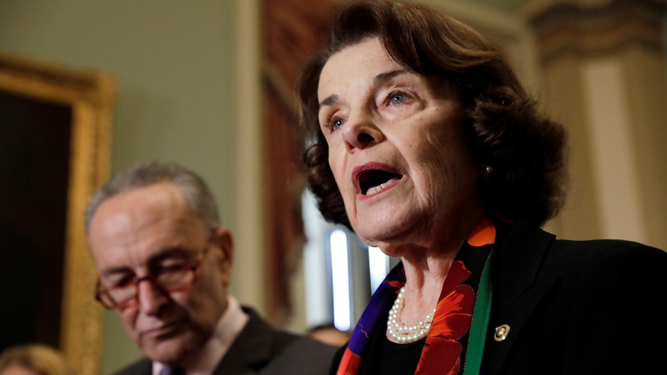 La sénatrice et Dianne Feinstein, à l'avant-plan et son collègue Chuck Schumer