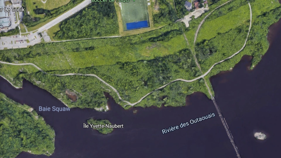 Une carte montrant le sentier des Voyageurs dans le secteur de l'Université du Québec en Outaouais, près du pont Prince-de-Galles.