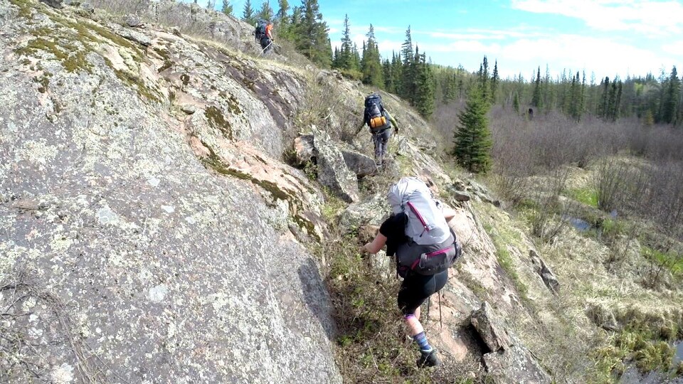 Trois personnes font de la randonnée.