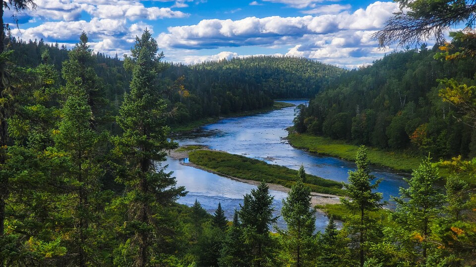Une rivière qui coule entre deux falaises.