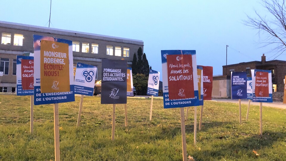 Des affiches sont placées sur des terrains.