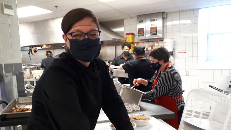 Diane Lafond prépare des repas avec des bénévoles.