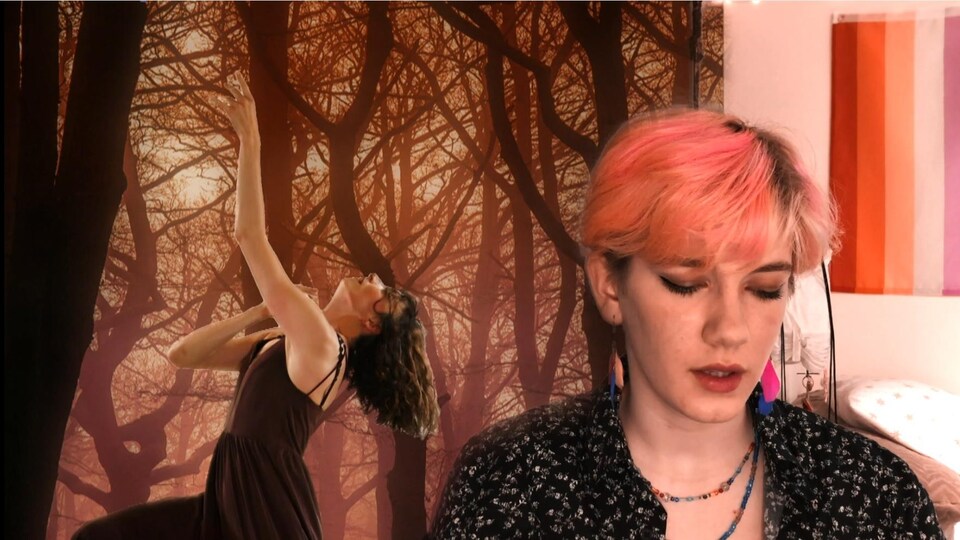 Séréna A. Jenna livre son texte Automne et hiver pendant qu'Heather Cameron effectue des mouvements de danse.