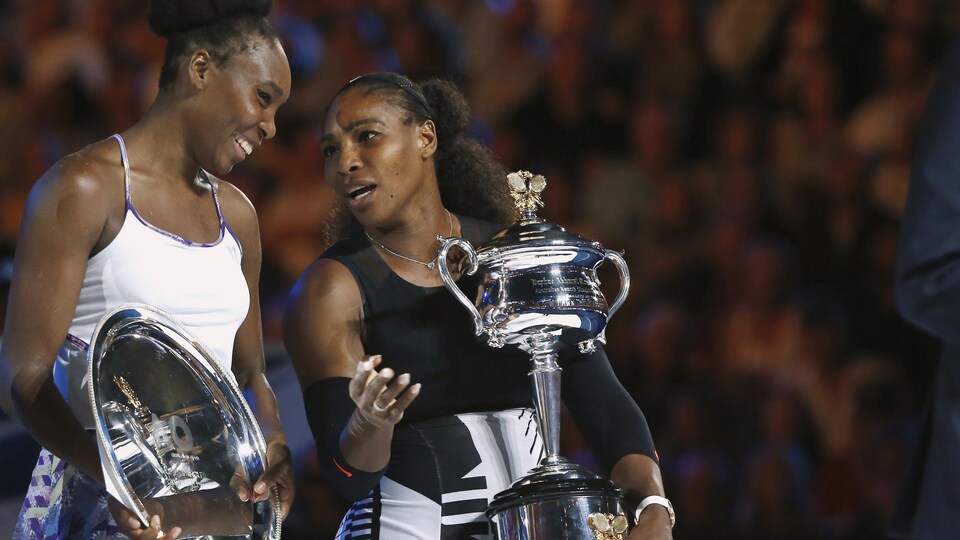 Les soeurs Serena et Venus Williams avec leurs trophées après la finale des Internationaux d'Australie
