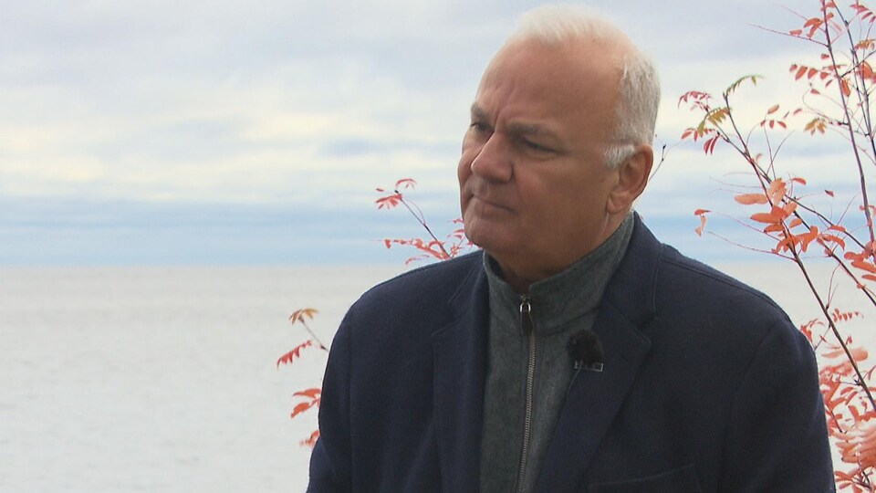 Serge Bergeron, candidat à la mairie de Roberval, accorde une entrevue à une équipe de Radio-Canada.