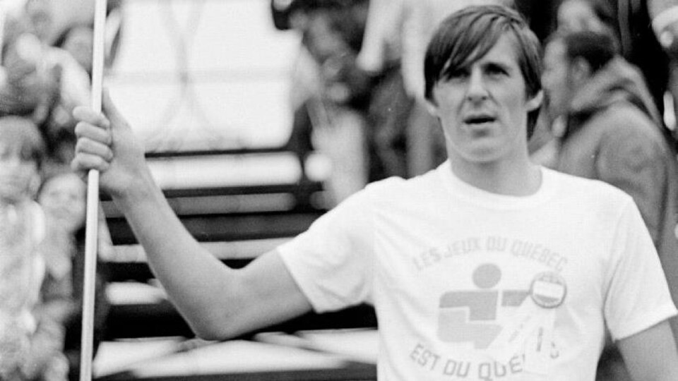 Serge Chouinard avec la flamme des Jeux du Québec en 1971.