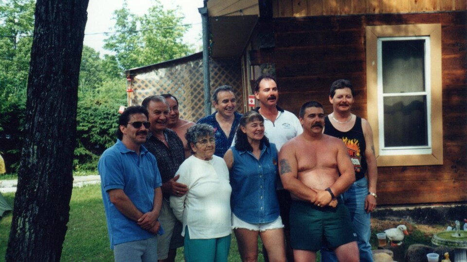 Serge Gagné (à droite) avec sa mère biologique Marie Wabie, ses six frères et sa soeur, en 2000