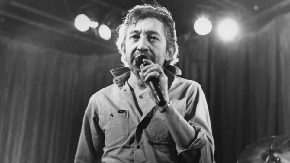 Serge Gainsbourg micro à la main.