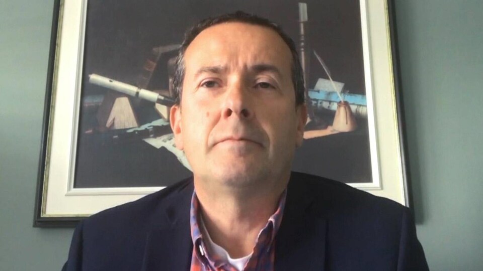 Serge Rousselle devant une webcam.